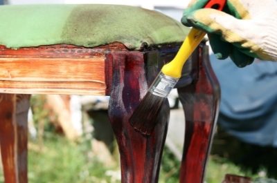 replace covering-varnish-old-wooden-table-restoration-588612497 (400 x 265 px)