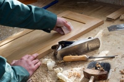 replace working-cabinetmaker-667239964 (400 x 265 px)